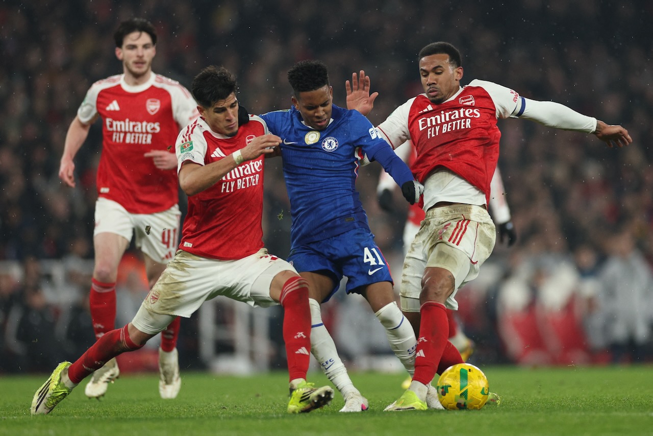 Arsenal edge past Chelsea to book League Cup final return